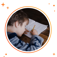 школьник внимательно пишет в рабочей тетради